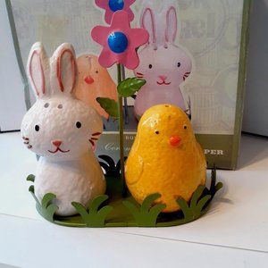 Cracker Barrel  Ceramic Bunny Chick salt and pepper shakers in box wire rack